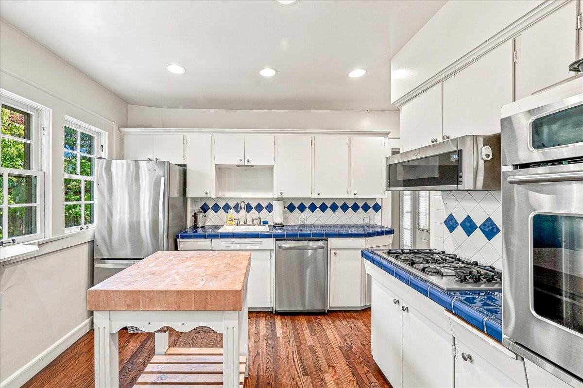 3411 Se Crystal Springs Blvd #1 - Photo 7 of 19