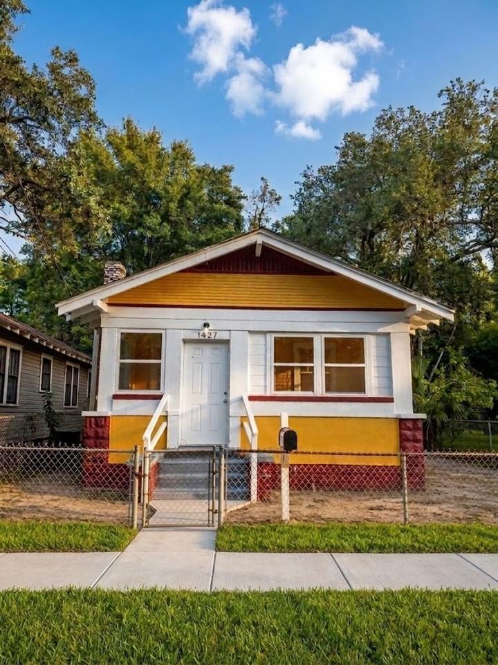 1427 W 8th St - Photo 2 of 18