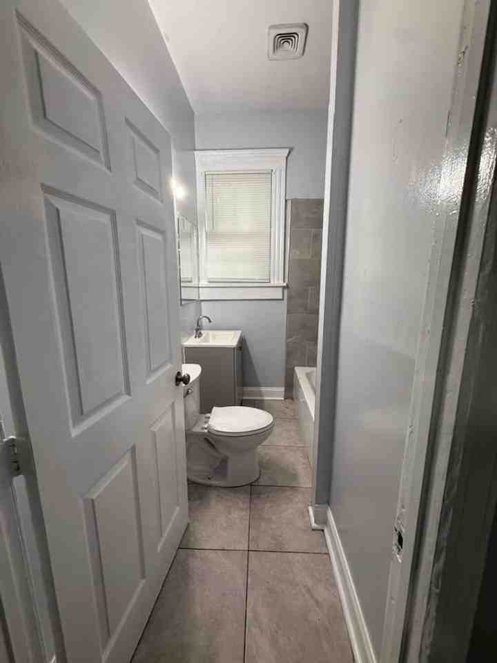 1427 W 8th St - Photo 6 of 18