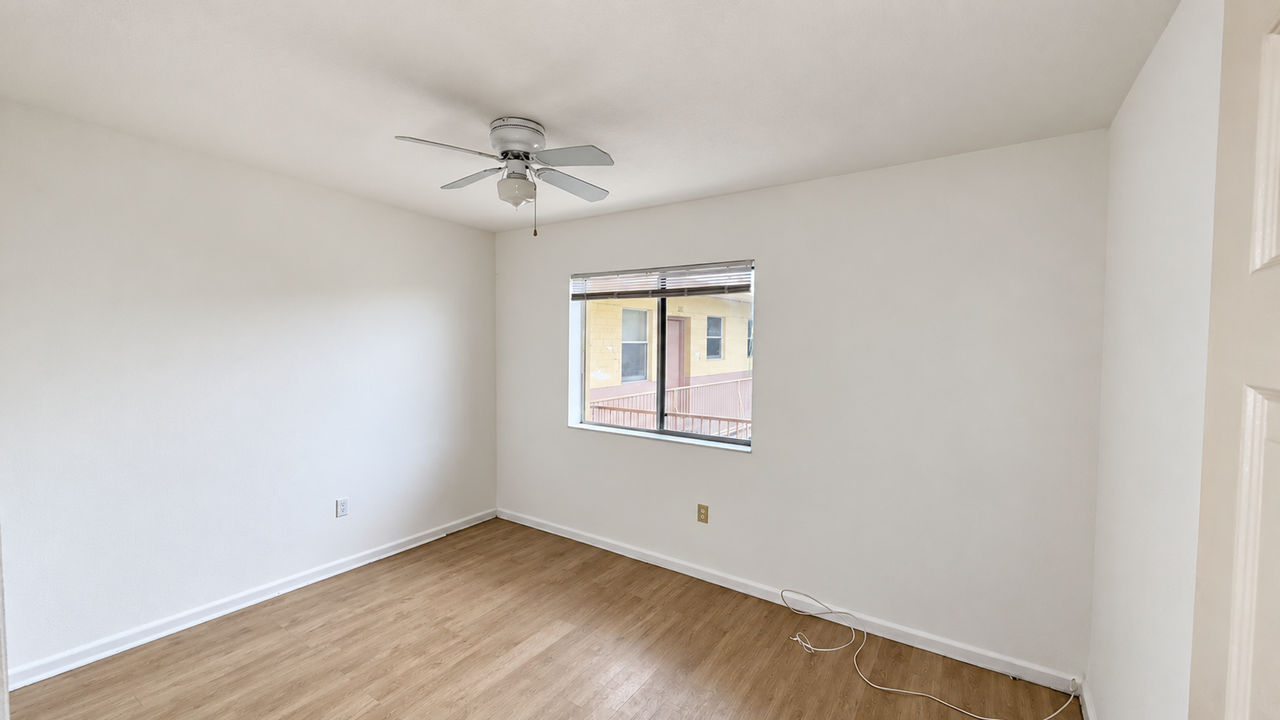 268 Nw 11th St - Photo 3 of 10
