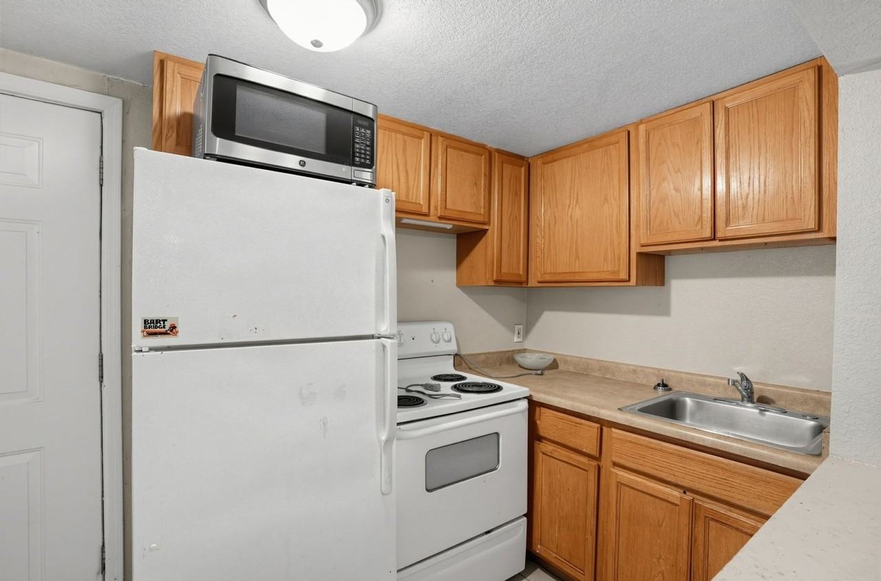 1524 W Monroe St - Photo 3 of 14