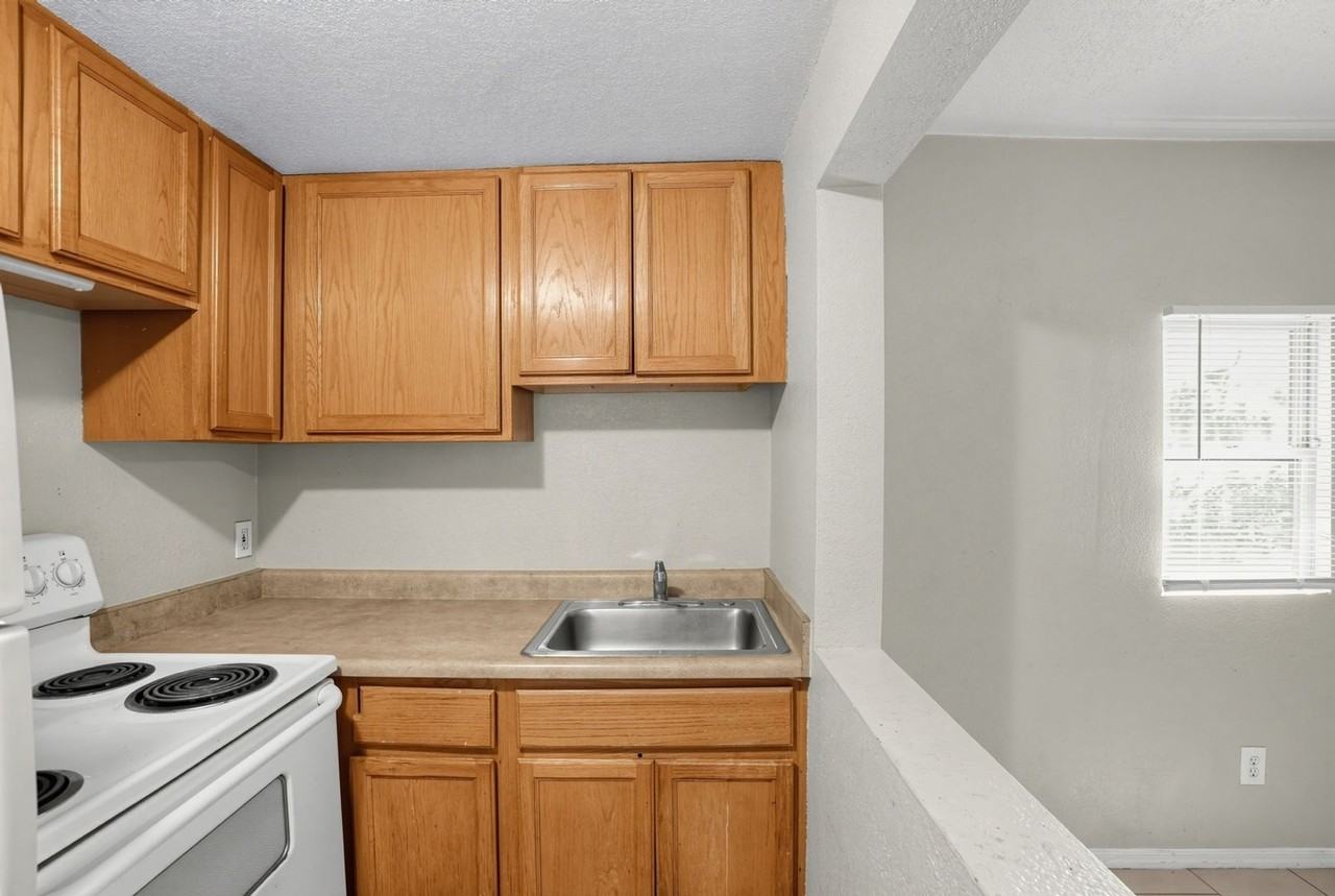 1524 W Monroe St - Photo 4 of 14