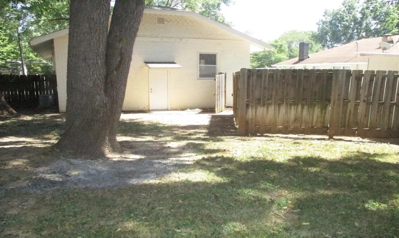 1069 S Broadway Ave - Photo 4 of 12