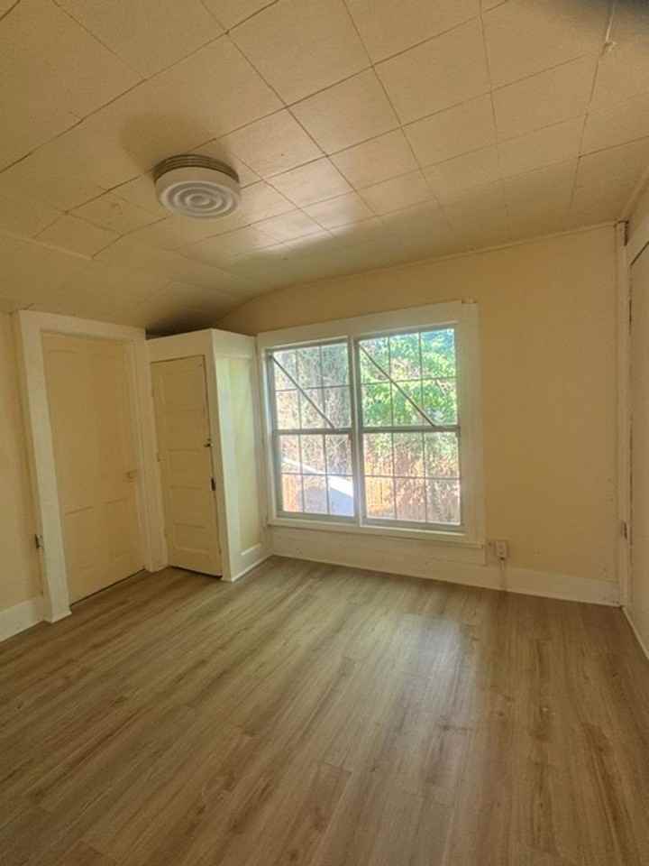 1008 Marguerite St - Photo 2 of 10