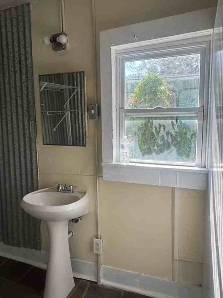 1008 Marguerite St - Photo 4 of 10