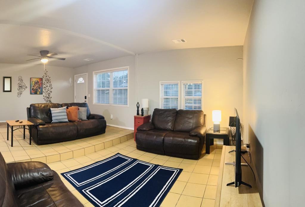 3020 N Hill St - Photo 2 of 2