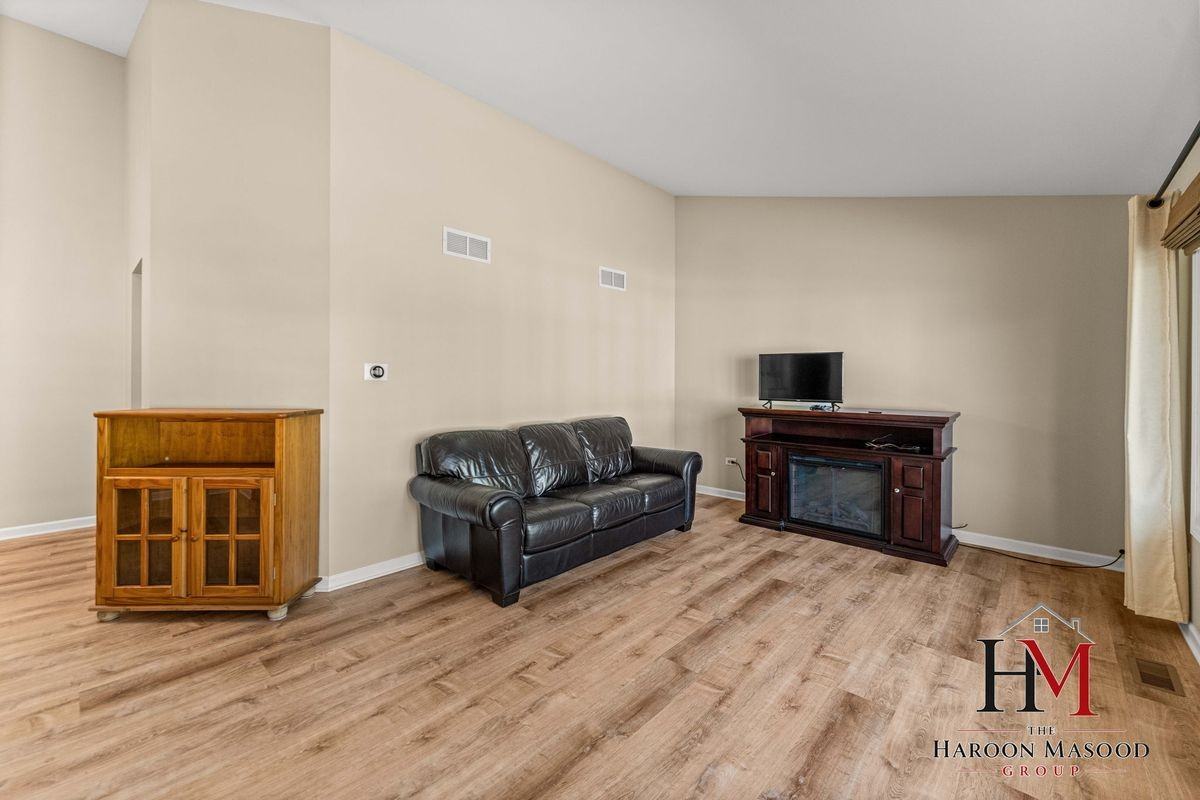 9241 Windsor Pkwy - Photo 3 of 24