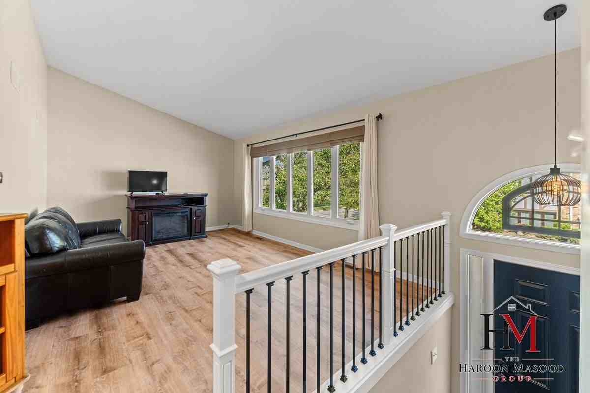 9241 Windsor Pkwy - Photo 4 of 24