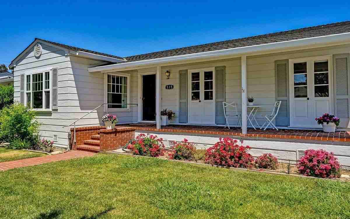 535 Bertola St - Photo 4 of 18