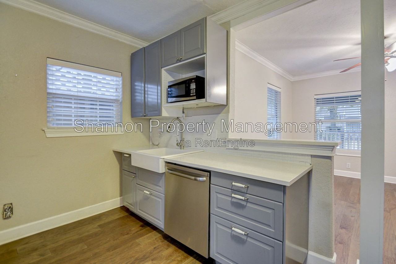 711 W 10th St #A - Photo 7 of 19
