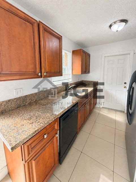 4321 Ne 2nd Ave - Photo 3 of 24