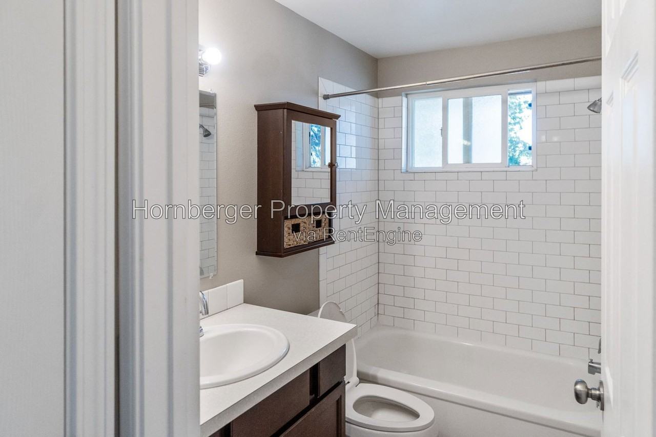 3203 N Smith St #7 - Photo 6 of 10