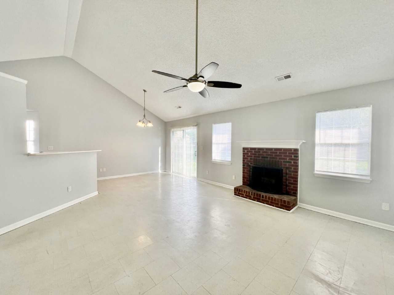 1012 Ridgefield Cir - Photo 3 of 19