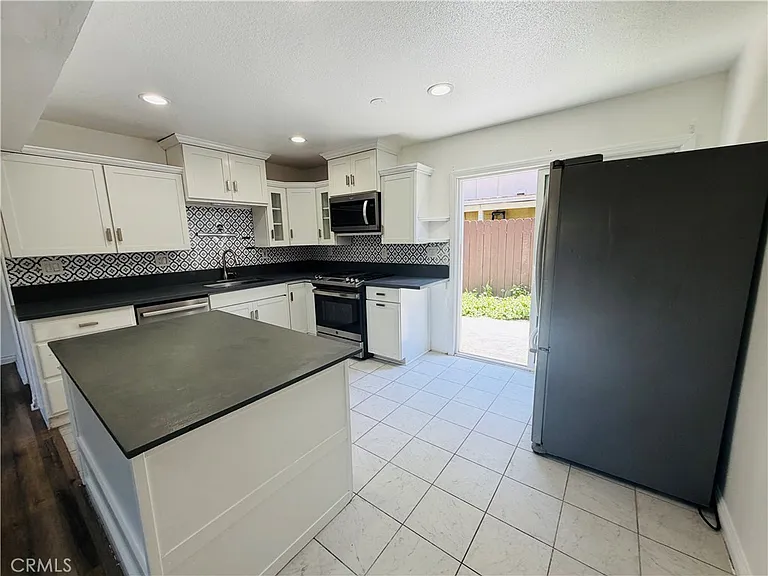 630 S Knott Ave - Photo 4 of 10