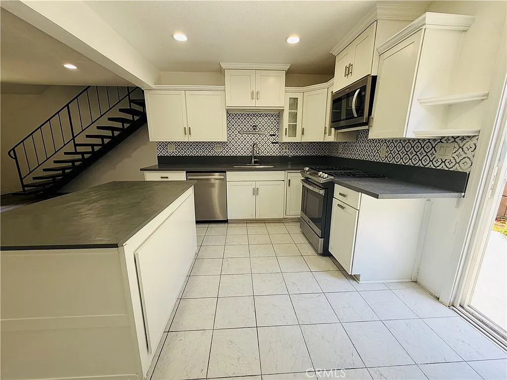 630 S Knott Ave - Photo 5 of 10