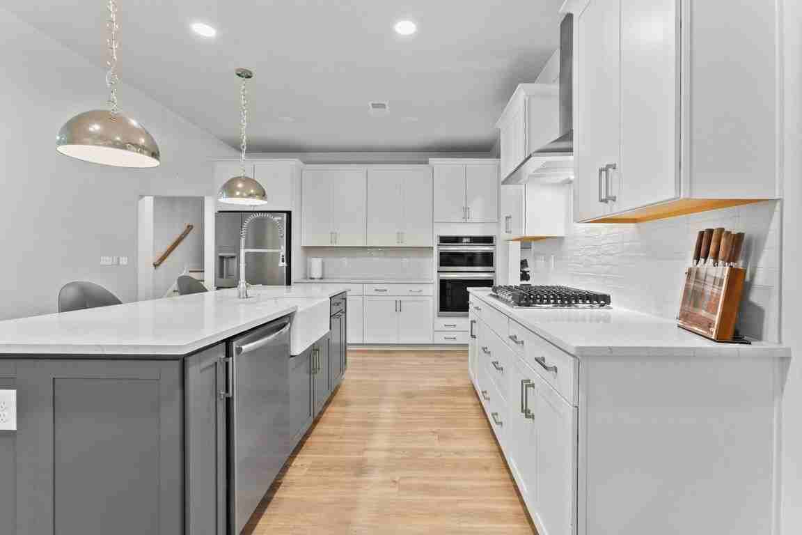 727 Hodge Rd - Photo 4 of 32