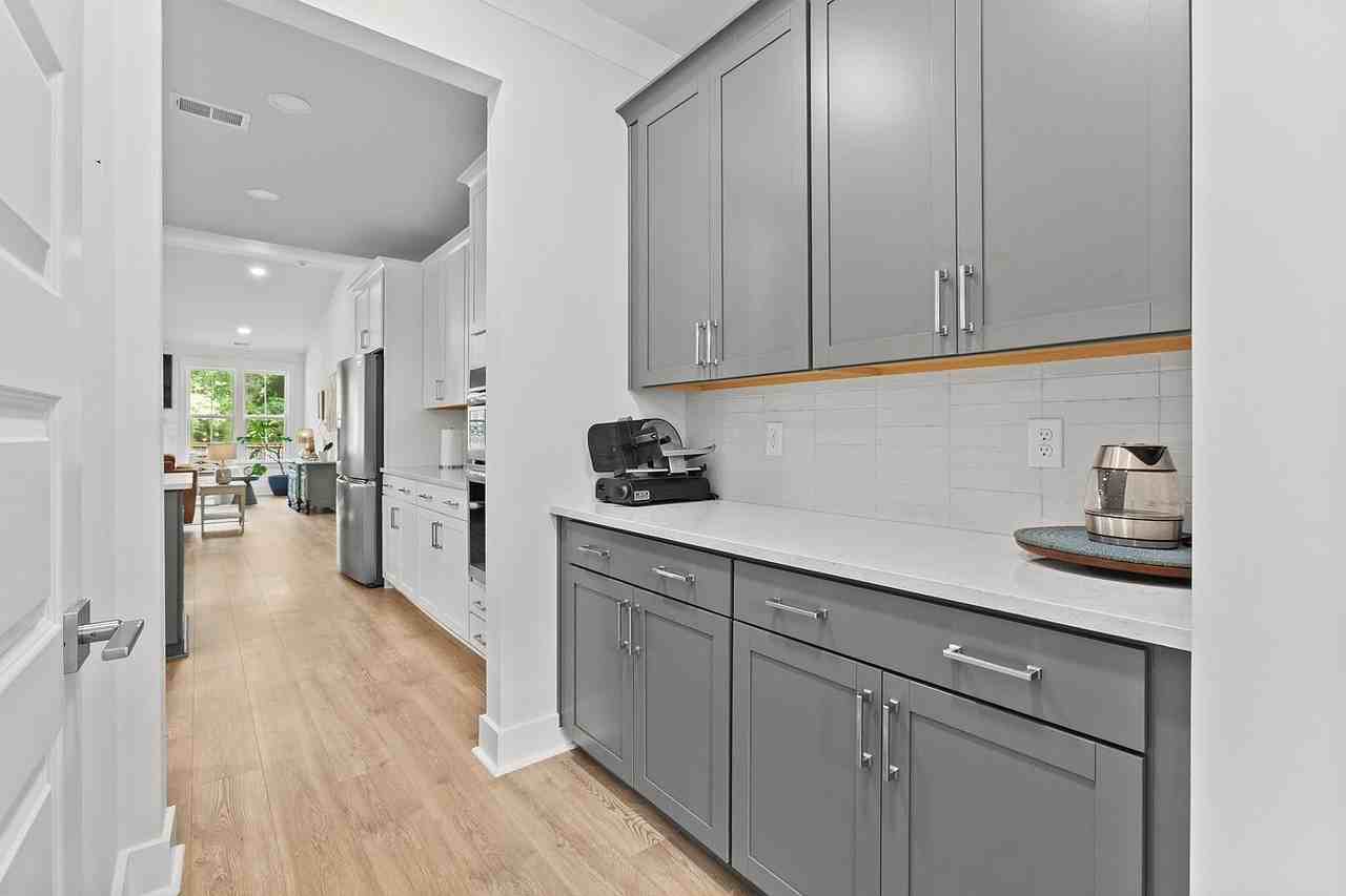 727 Hodge Rd - Photo 7 of 32