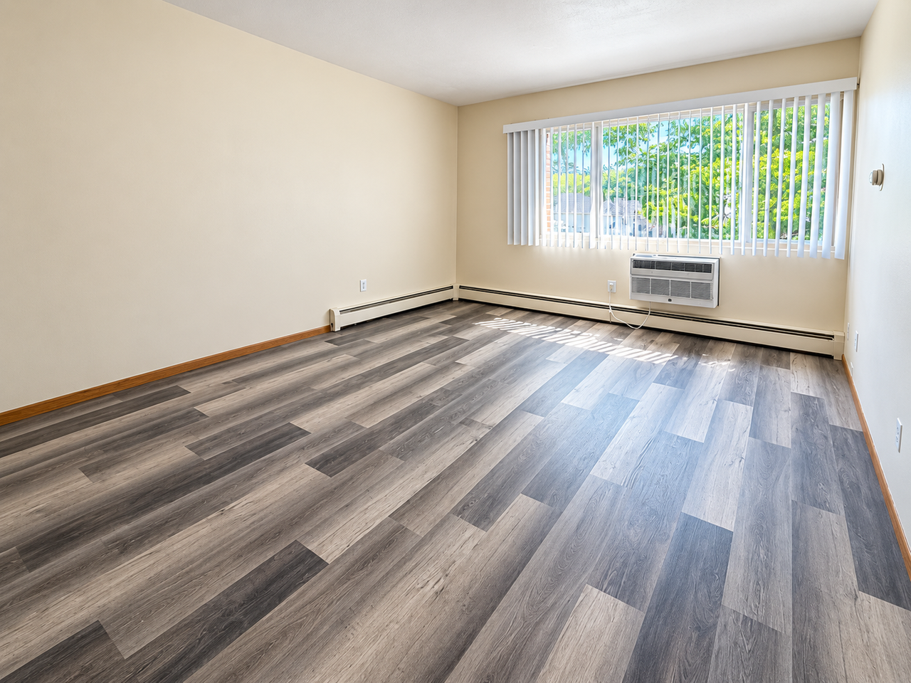Executive House - Photo 5 of 6