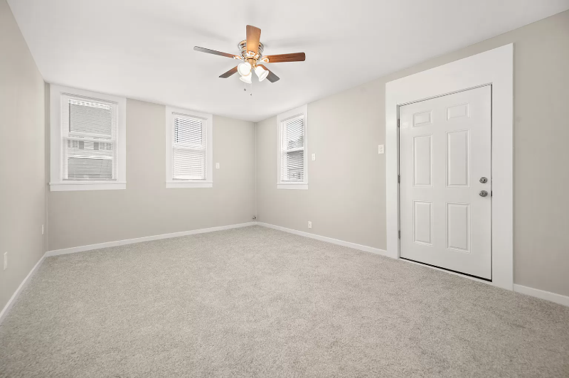 170 N Sycamore St #B - Photo 2 of 6