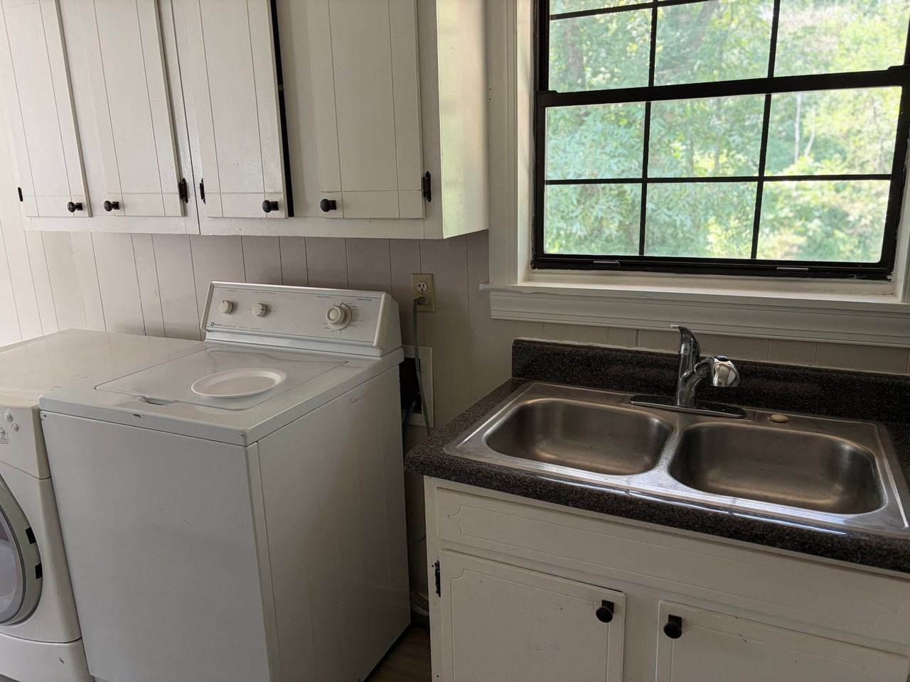 320 Smith Cir - Photo 3 of 13