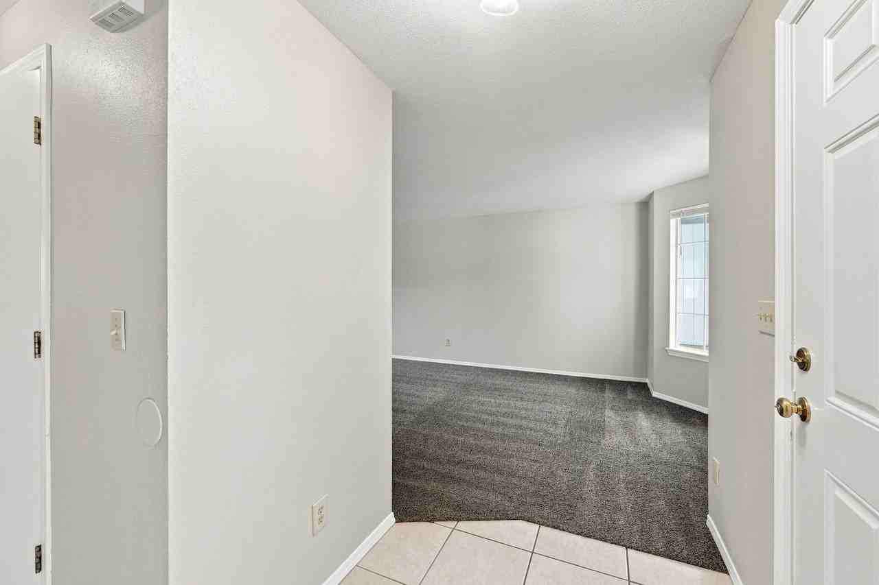 15600 Ne Noble St - Photo 4 of 42