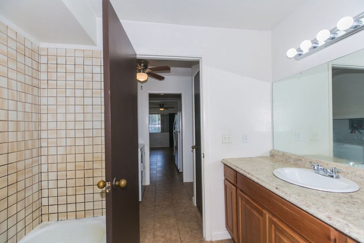 2069 California Ave - Photo 5 of 13
