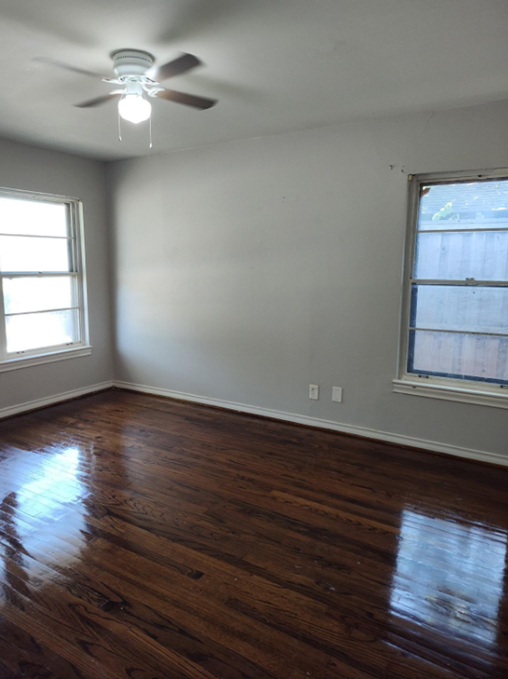 10545 Channel Dr - Photo 3 of 8