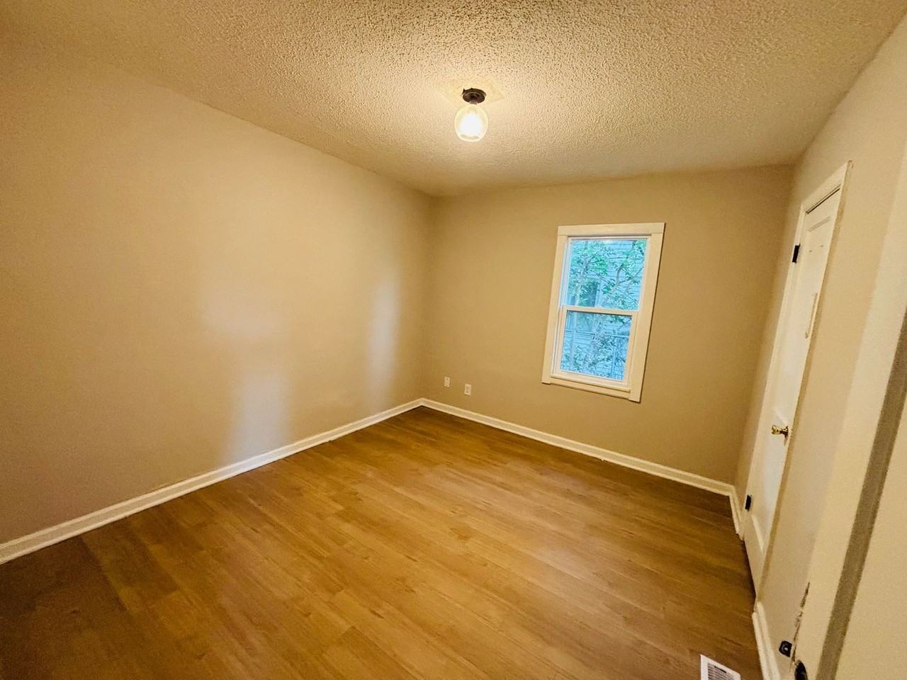 916 N Glendale St - Photo 6 of 8