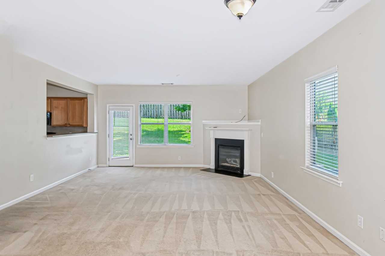 906 Silver Lake Dr - Photo 5 of 38