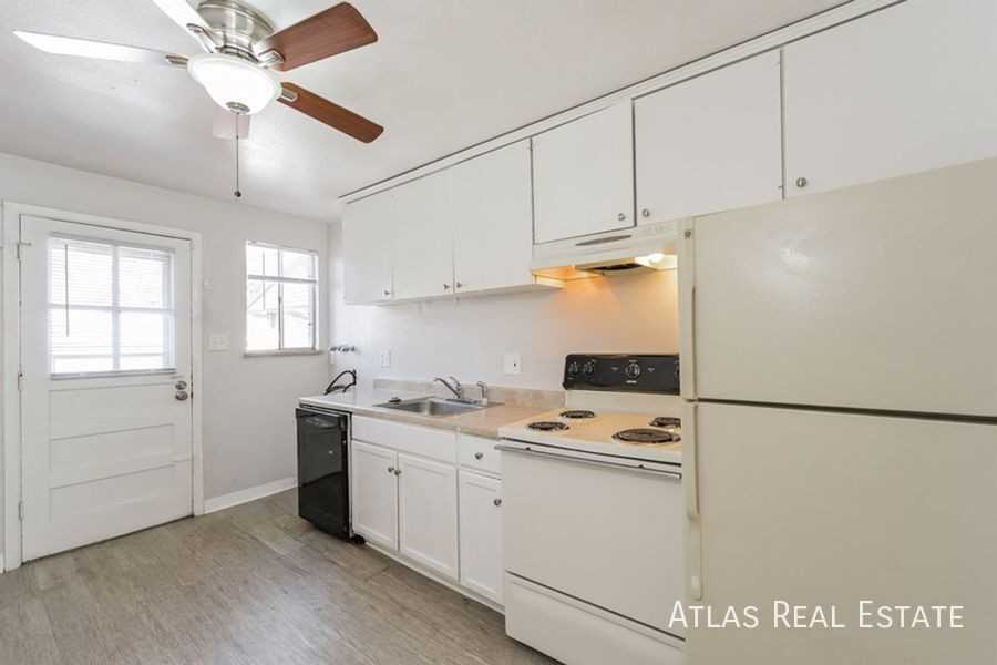 2337 S Locust St #B - Photo 4 of 14