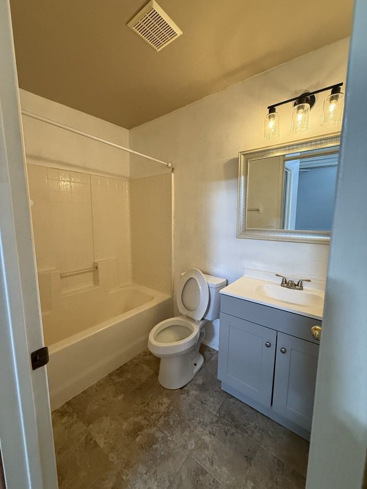 637 N 2nd Ave #0 - Photo 5 of 7