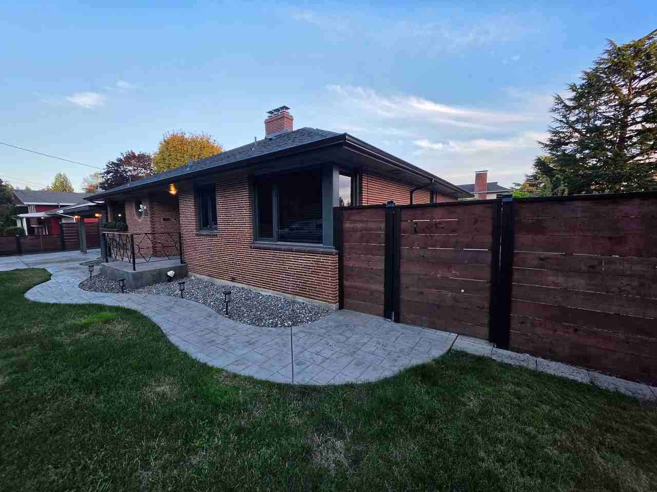 1114 Ne 6th Ave - Photo 4 of 20