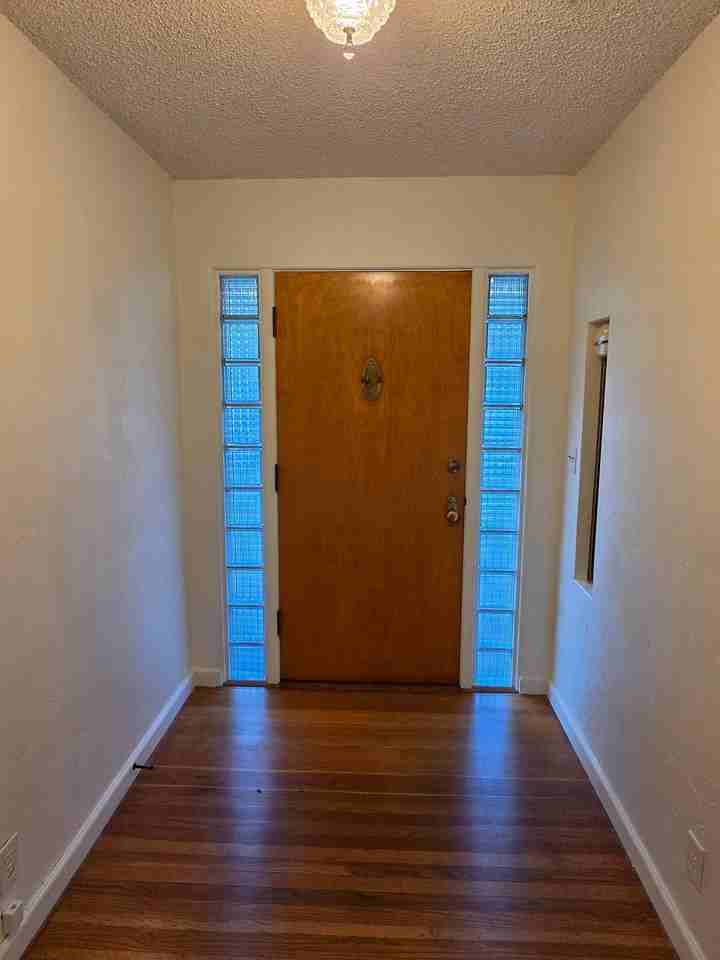 1114 Ne 6th Ave - Photo 5 of 20