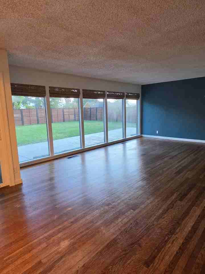 1114 Ne 6th Ave - Photo 7 of 20