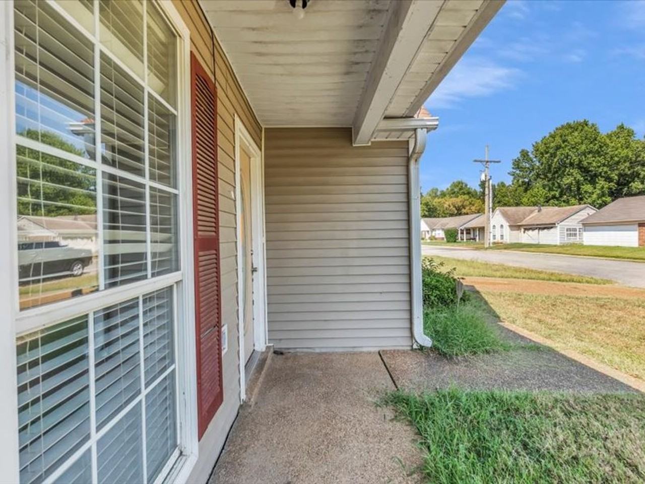 2647 Waverly Dr - Photo 2 of 18