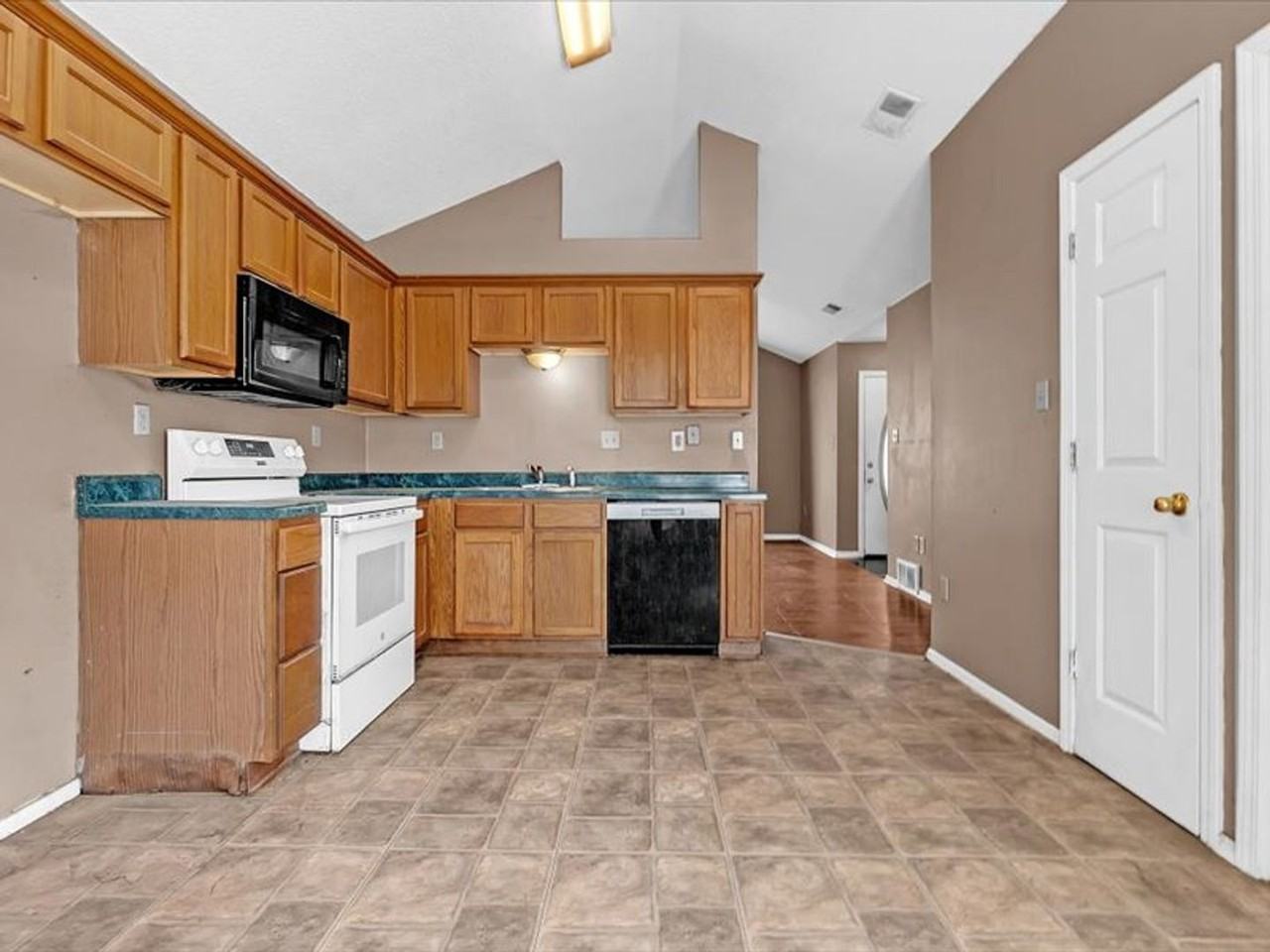 2647 Waverly Dr - Photo 3 of 18