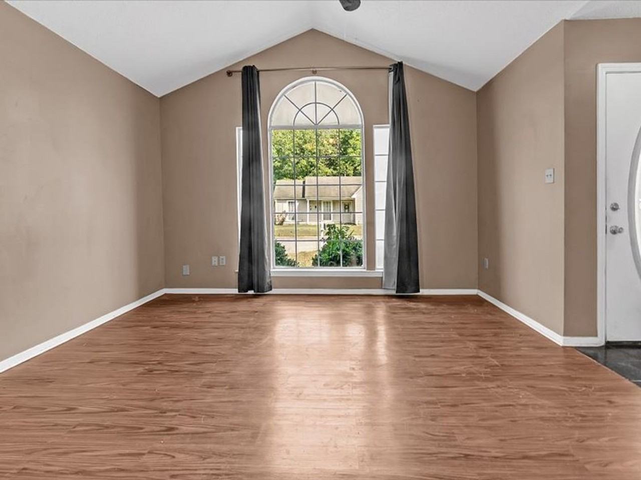 2647 Waverly Dr - Photo 4 of 18