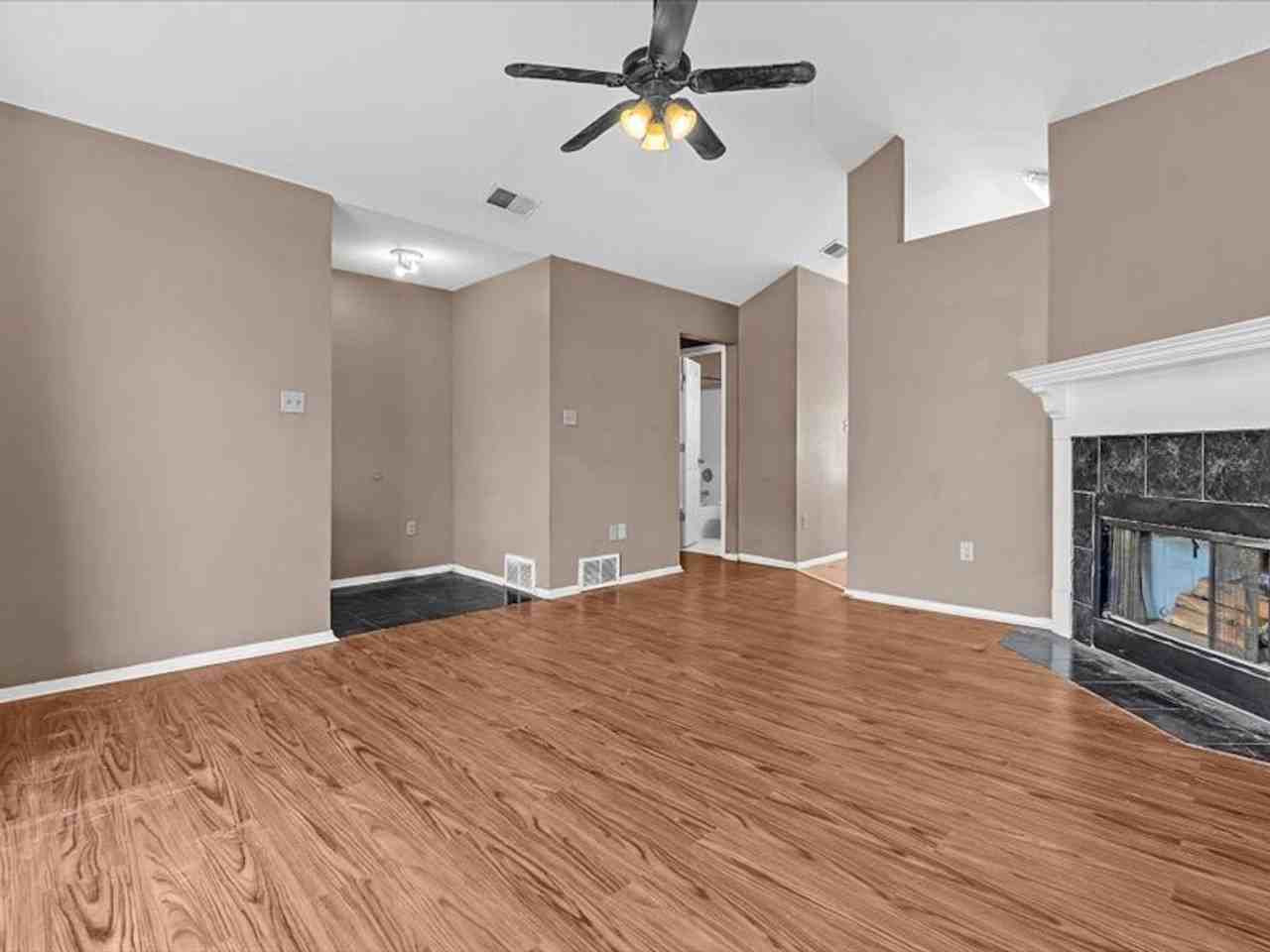 2647 Waverly Dr - Photo 5 of 18