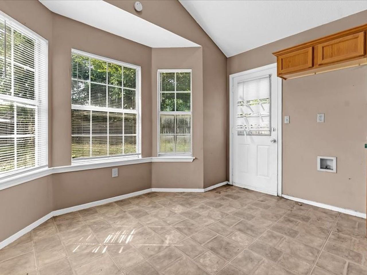 2647 Waverly Dr - Photo 7 of 18