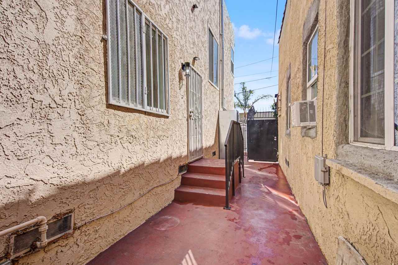 10518 S Vermont Ave #1-2 - Photo 7 of 20