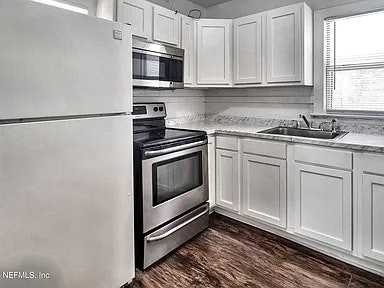 1671 W 35th St - Photo 3 of 19