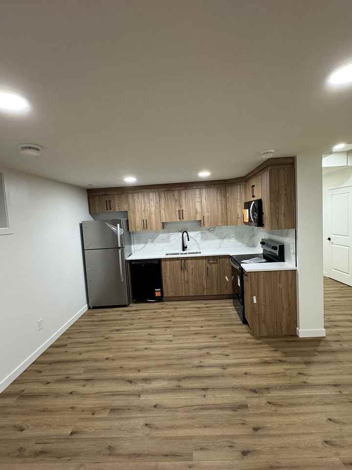 6418 28 Ave Sw - Photo 4 of 13