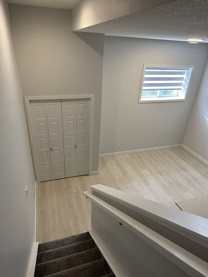 12139 35 Ave Sw - Photo 3 of 18
