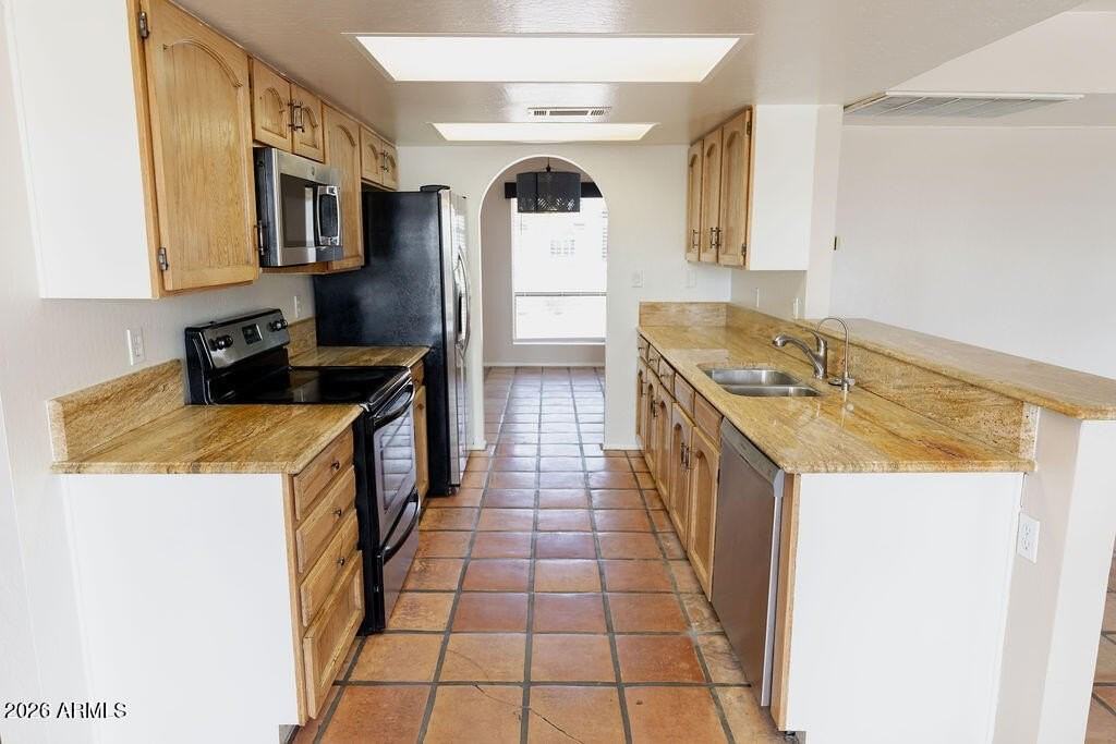 6935 E Hearn Rd - Photo 6 of 47