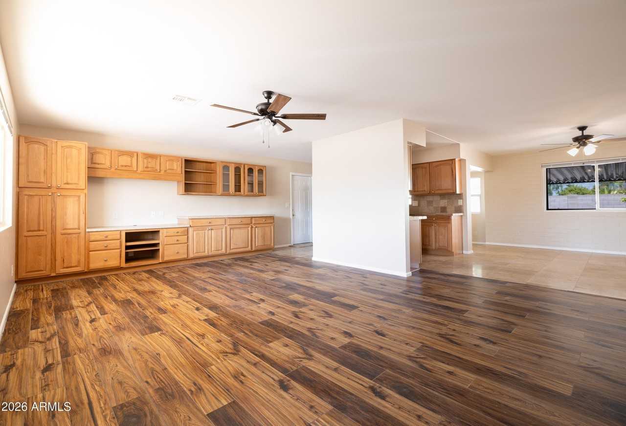 11208 N 105th Ave - Photo 4 of 26