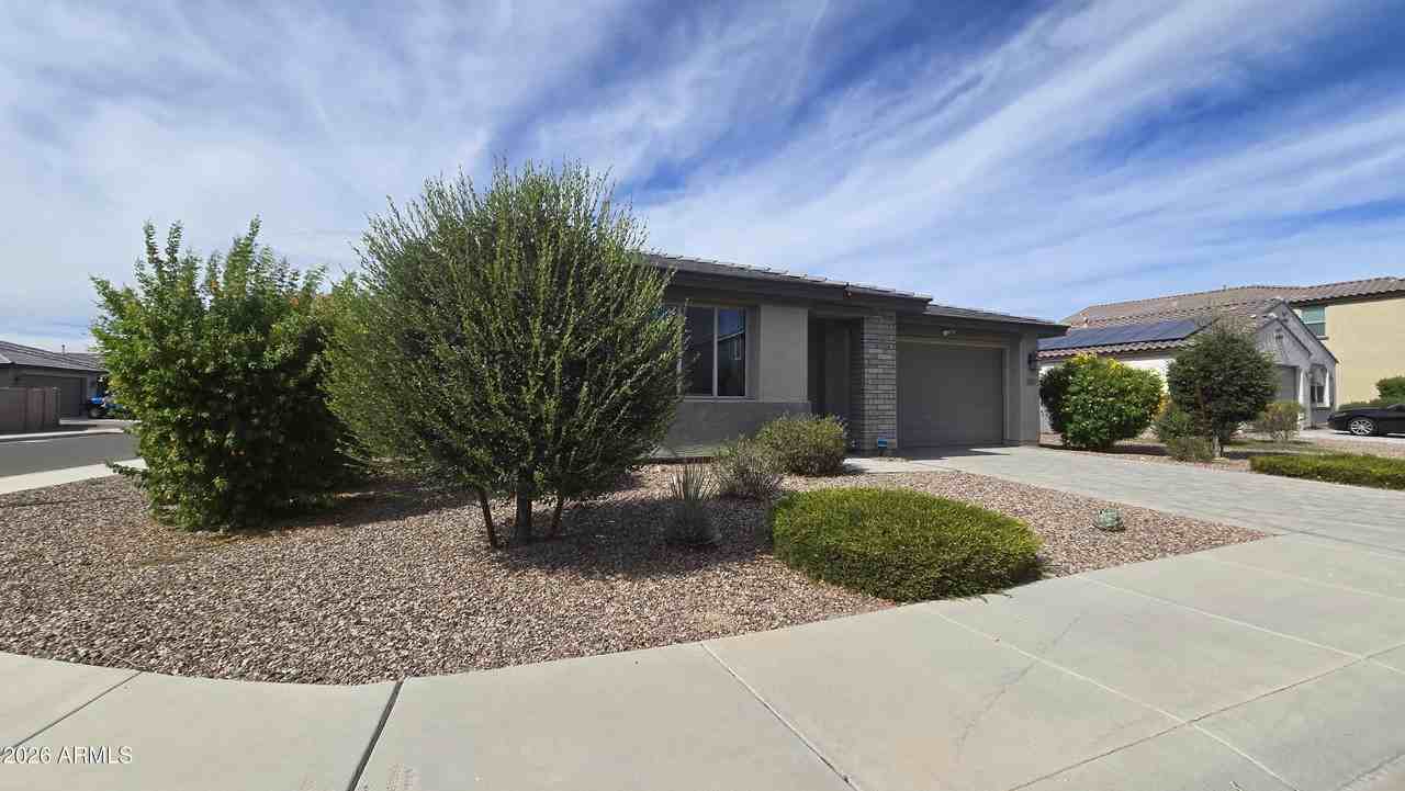 19912 W Lilac St - Photo 2 of 38