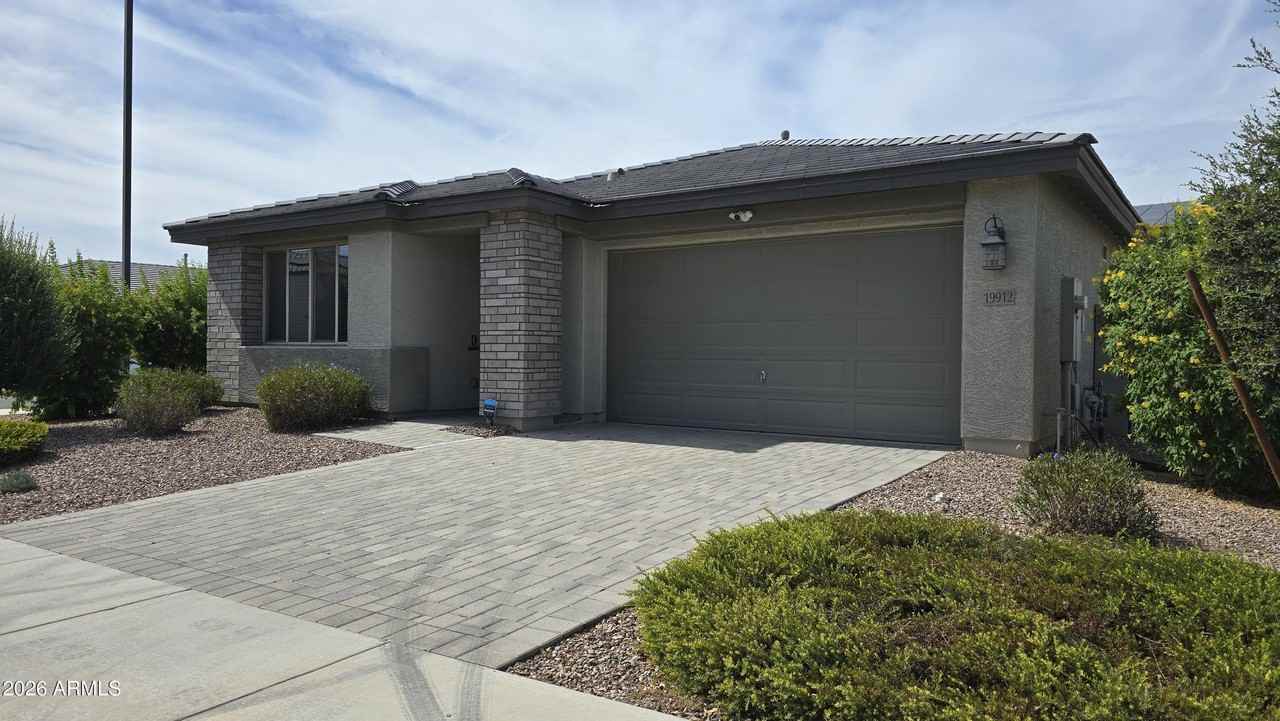 19912 W Lilac St - Photo 4 of 38