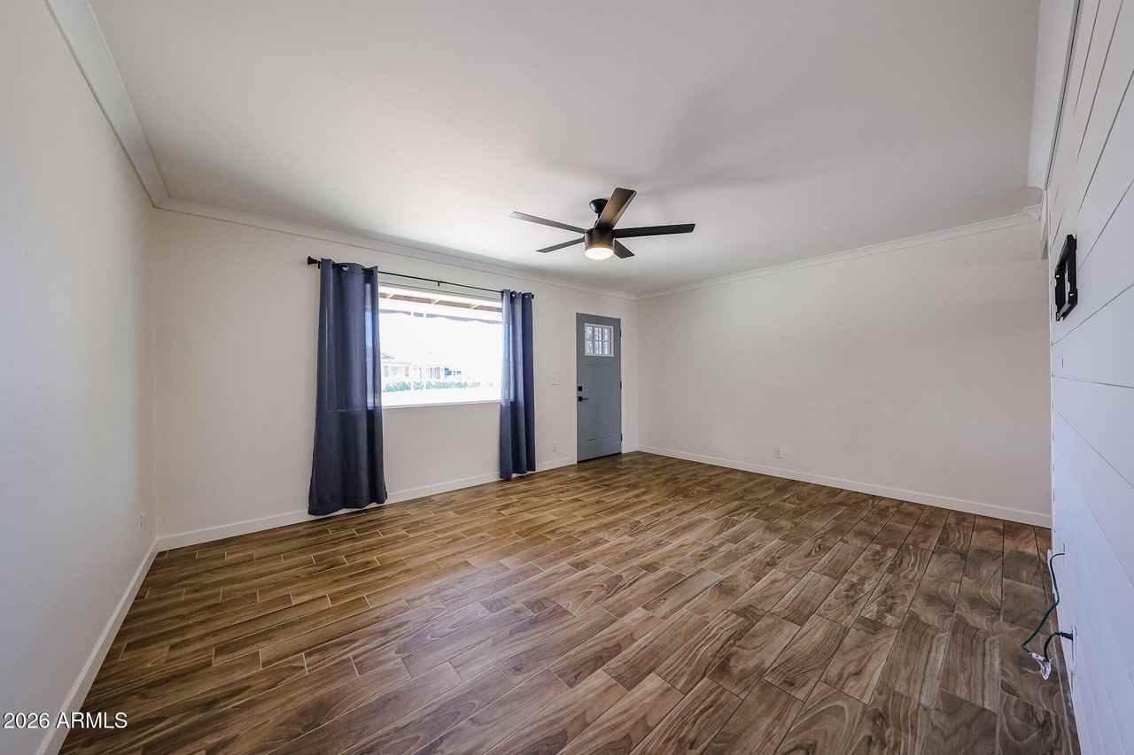 7308 E Pierce St - Photo 3 of 18