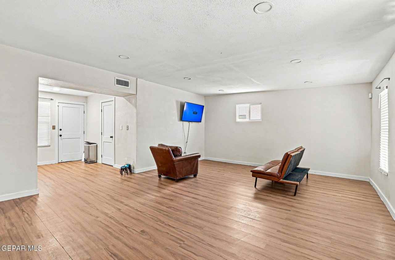 10532 Goodman St - Photo 4 of 28