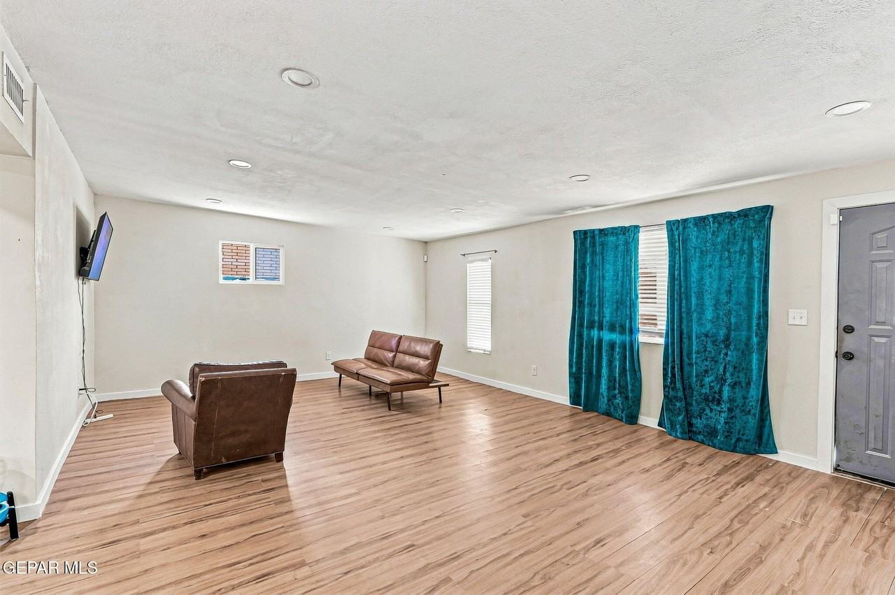 10532 Goodman St - Photo 5 of 28